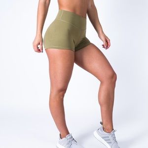 MUSCLE NATION SCRUNCH BUM SHORTS SM KHAKI